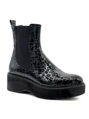 Croc-print patent leather beatle with elastic bands and rubber sole. Leather lin