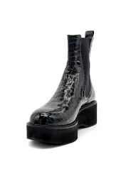 Croc-print patent leather beatle with elastic bands and rubber sole. Leather lin