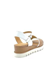 Dark beige and white leather sandal. Leather lining, fabric covered wedge and ru