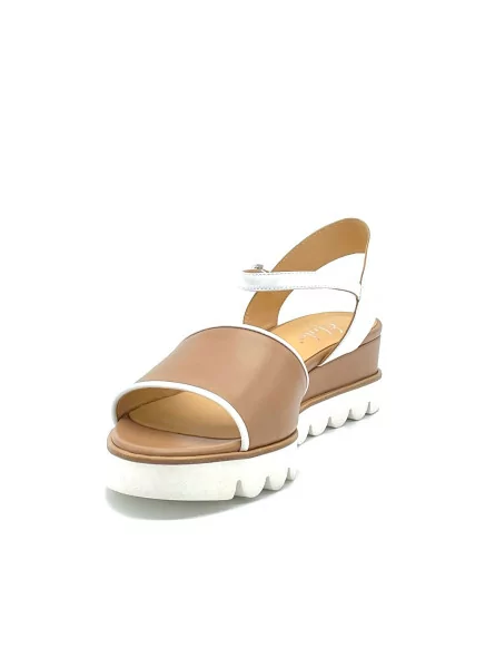 Dark beige and white leather sandal. Leather lining, fabric covered wedge and ru