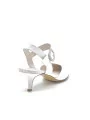 100% white silk slingback with jewel buckle. Leather lining. Leather sole. 5,5 c