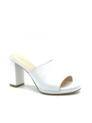White leather mule with platform, with hidden stretch inside. Leather lining, le