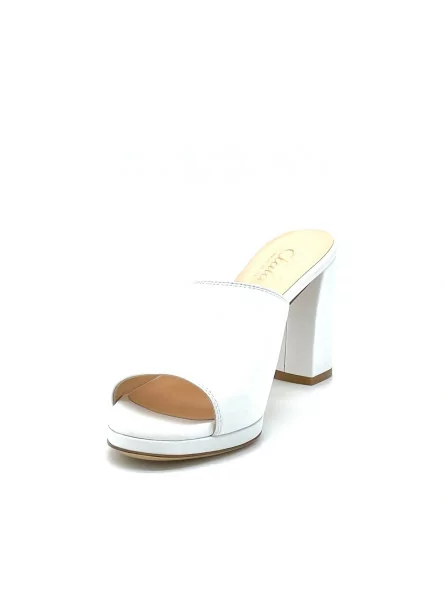 White leather mule with platform, with hidden stretch inside. Leather lining, le