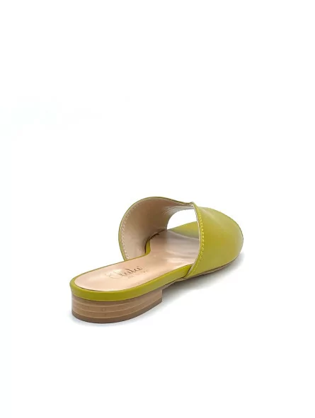 Pistachio green leather mule. Leather lining, leather sole. 1 cm heel.