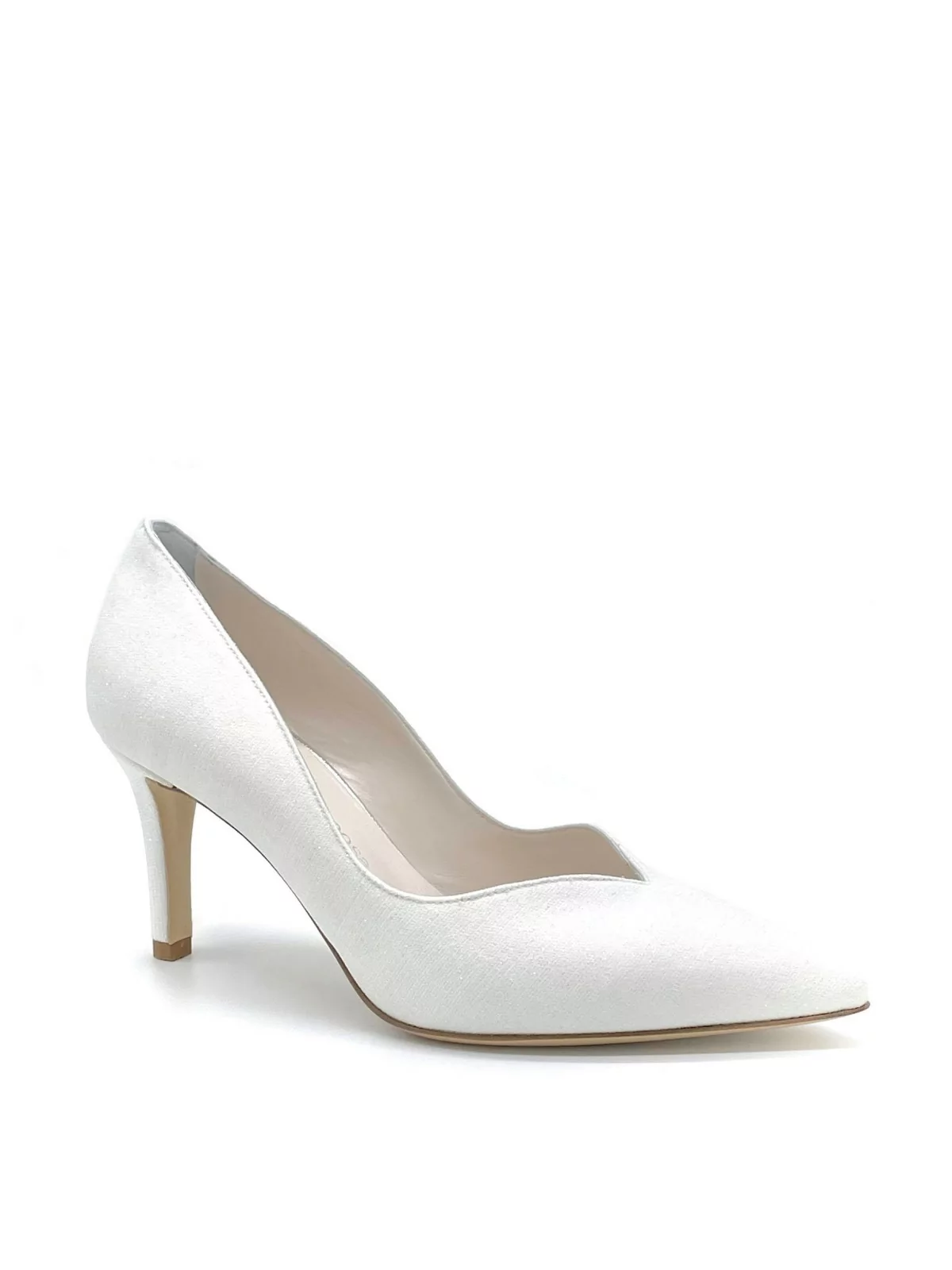 White laminate fabric pump with a sweetheart collar. Leather lining. Leather sol