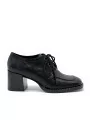 Black leather lace-up shoe. Leather lining, rubber sole. 6 cm heel.