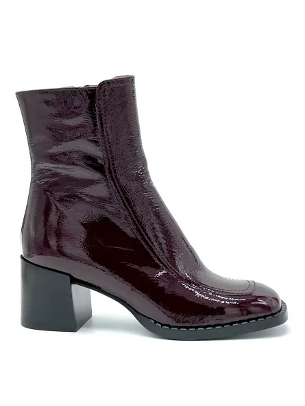 Bordeaux patent leather with creased effect boot. Leather lining, rubber sole. 6