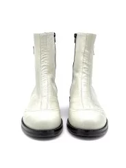Ivory leather boot. Leather lining, rubber sole. 3,5 cm heel.