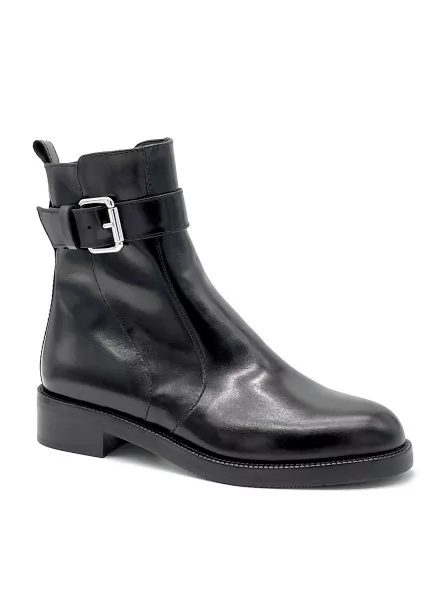 Black leather boot with metal buckle. Leather lining, rubber sole. 3,5 cm heel.