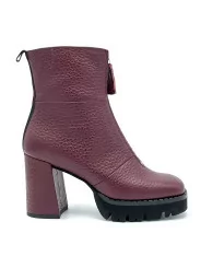 Bordeaux leather boot with zipper. Leather lining, rubber sole. 9 cm heel.