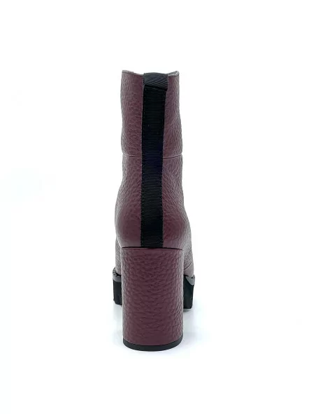 Bordeaux leather boot with zipper. Leather lining, rubber sole. 9 cm heel.