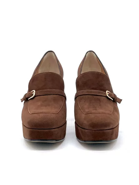Brown suede moccasin with platform. Leather lining, leather and rubber sole. 9 c