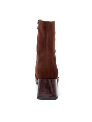 Brown suede and patent leather with creased effect boot. Leather lining, leather