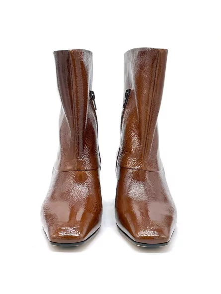 Brown patent leather with creased effect boot. Leather lining, leather and rubbe