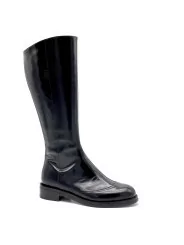 Black leather boot. Leather lining, rubber sole. 3,5 cm heel.