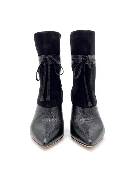Black leather and suede boot with grosgrain ribbon. Leather lining, leather sole