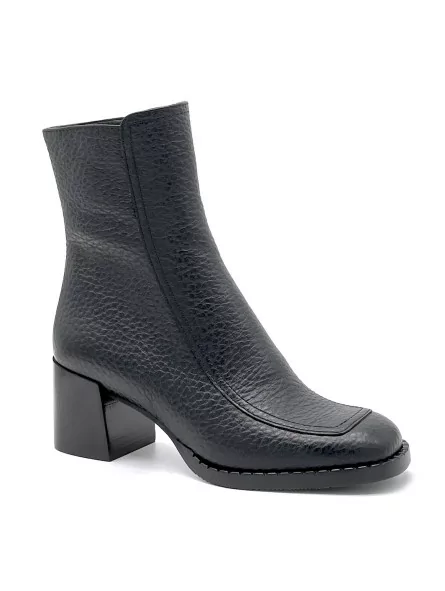 Black leather boot. Leather lining, rubber sole. 6 cm heel.