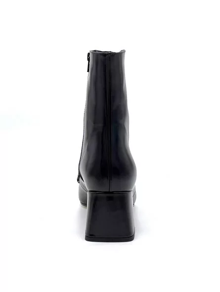 Black leather boot. Leather lining, leather and rubber sole. 6 cm heel.