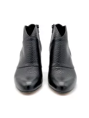 Black leather ankle boot. Leather lining, leather and rubber sole. 7,5 cm heel.