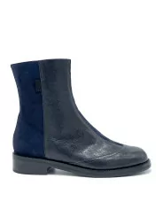 Blue leather and suede boot. Leather lining, rubber sole. 3,5 cm heel.
