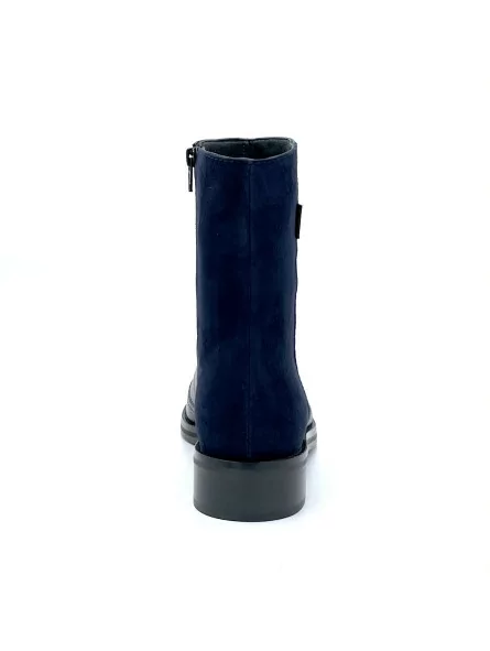 Blue leather and suede boot. Leather lining, rubber sole. 3,5 cm heel.