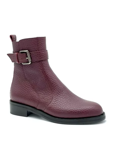 Bordeaux leather boot with metal buckle. Leather lining, rubber sole. 3,5 cm hee