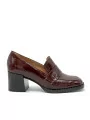 Brown patent leather with creased effect moccasin. Leather lining, rubber sole. 