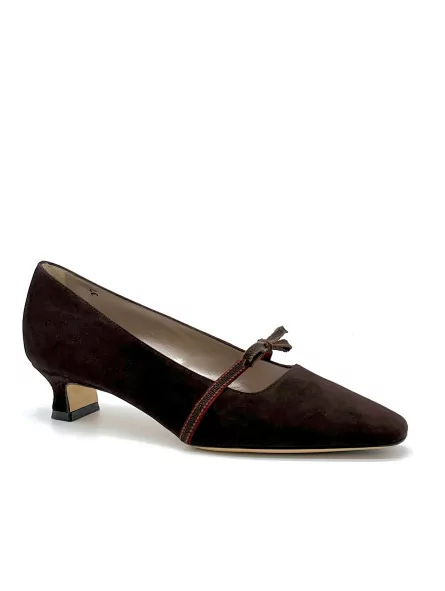 Dark brown suede pump with grosgrain ribbon and bordeaux suede detail. Leather l