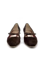 Dark brown suede pump with grosgrain ribbon and bordeaux suede detail. Leather l