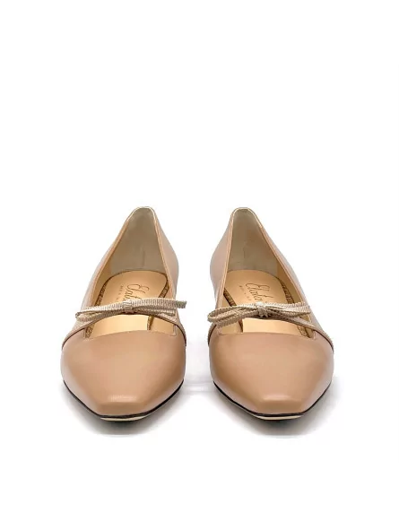 Dark beige leather pump with grosgrain ribbon. Leather lining, leather and rubbe