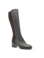 Brown suede and leather boot. Leather lining, rubber sole. 6 cm heel.