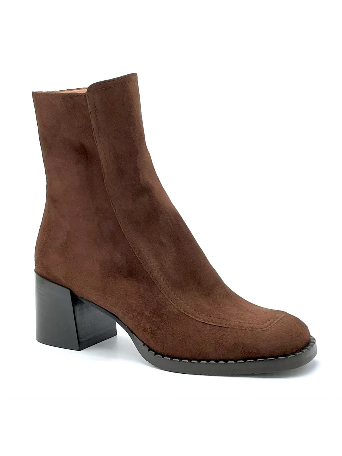 Brown suede boot. Leather lining, rubber sole. 6 cm heel.