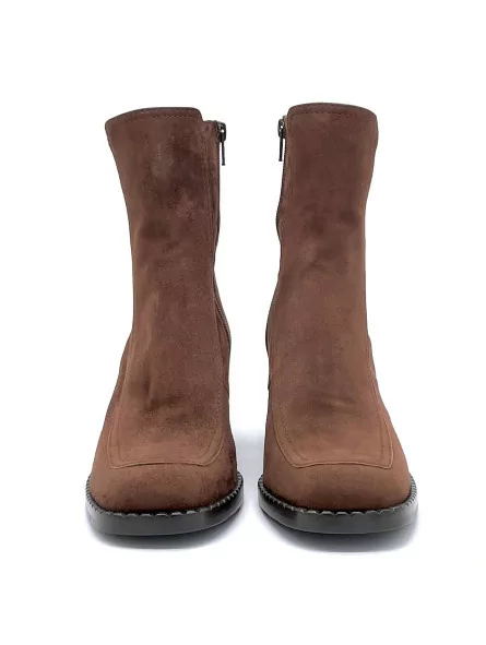 Brown suede boot. Leather lining, rubber sole. 6 cm heel.