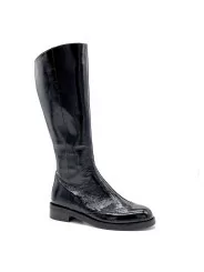 Black patent leather with creased effect boot. Leather lining, rubber sole. 3,5 