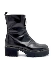 Black leather boot with zipper. Leather lining, rubber sole. 5,5 cm heel.