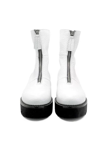 White leather boot with zipper. Leather lining, rubber sole. 5,5 cm heel.