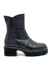 Black leather boot. Leather lining, rubber sole. 5,5 cm heel.