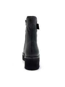 Black leather boot. Leather lining, rubber sole. 5,5 cm heel.