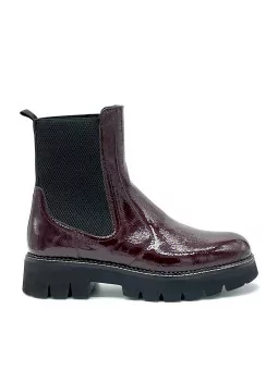 Bordeaux patent leather with creased effect beatle. Leather lining, rubber sole.