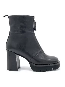 Black leather boot with zipper. Leather lining, rubber sole. 9 cm heel.
