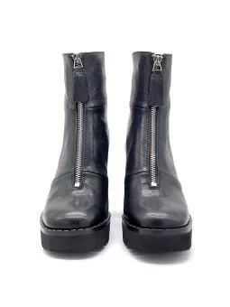 Black leather boot with zipper. Leather lining, rubber sole. 9 cm heel.