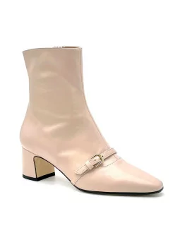 Nude colour leather boot. Leather lining, leather and rubber sole. 5,5 cm heel.