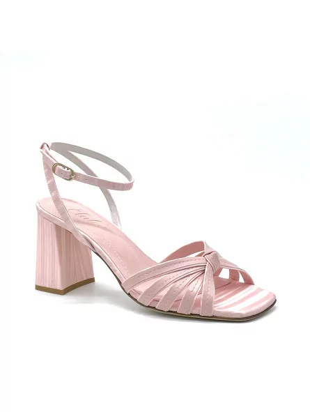Pink fabric with wavy effect and leather sandal with knotted bands. Leather lini