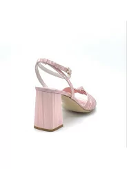 Sandalo in tessuto effetto ondulato e pelle rosa e con fascette annodate. Fodera