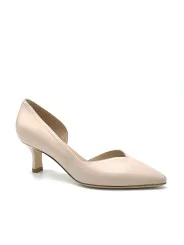 Nude colour leather pump with V-neck, open from the inside. Leather lining Leath