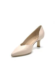 Nude colour leather pump with V-neck, open from the inside. Leather lining Leath