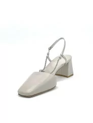Light taupe leather slingback with silver chain. Leather lining. Leather sole. 5