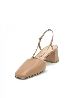 Tan leather slingback with silver chain. Leather lining. Leather sole. 5,5 cm he
