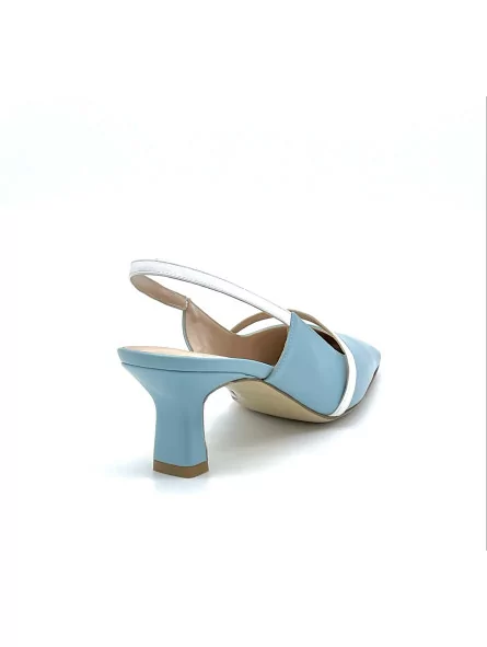 Light blue and white leather slingback. Leather lining. Leather sole. 5,5 cm hee