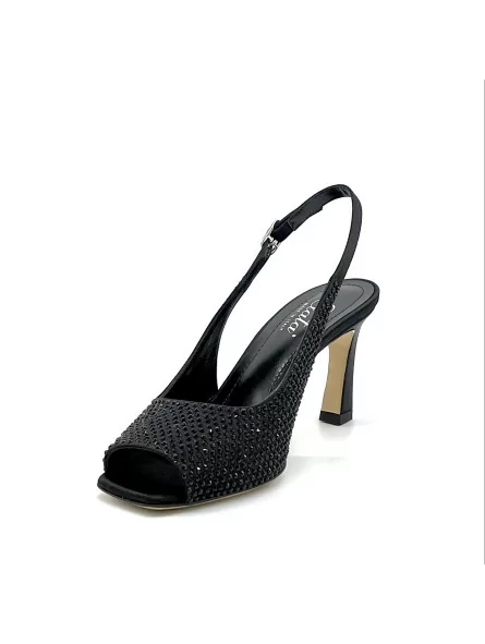 100% black silk sandal with black rhinestones. Leather lining. Leather sole. 7,5